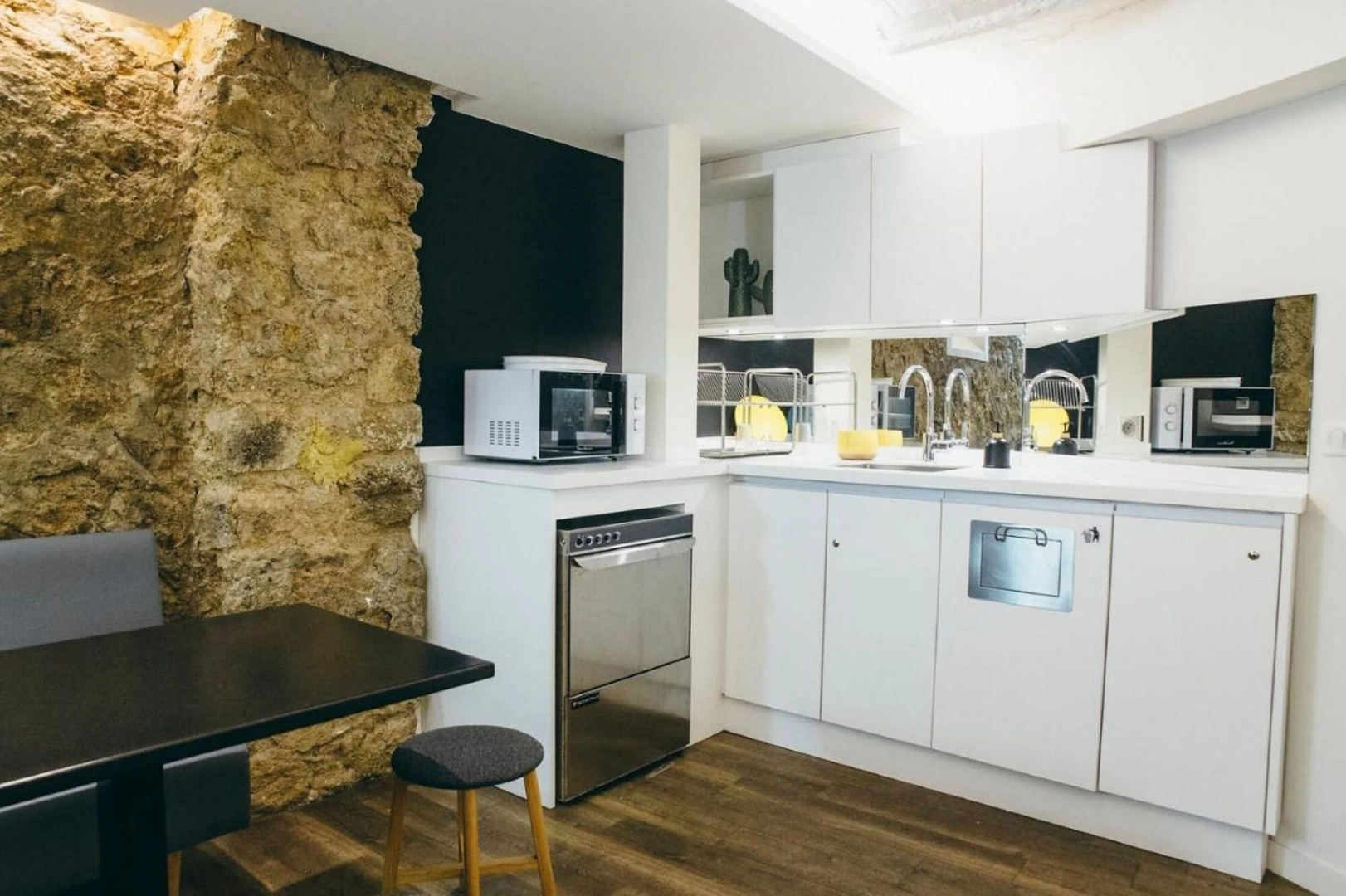 Beautiful Belleville Hostel & Hotel