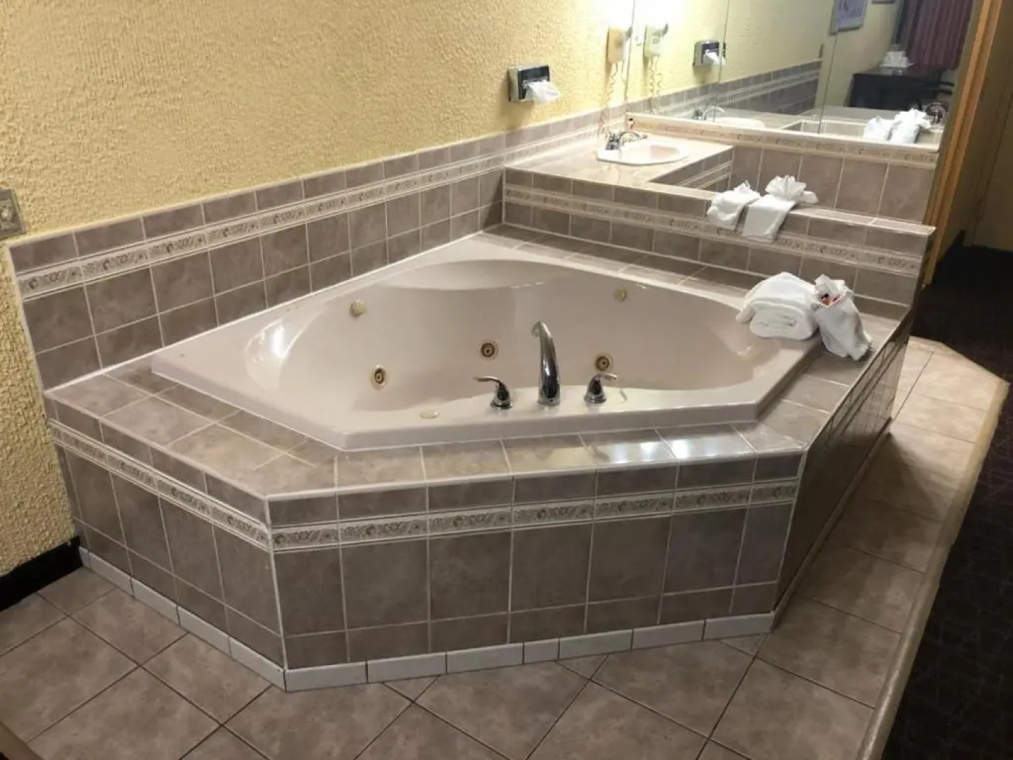 Schenectady Inn & Suites