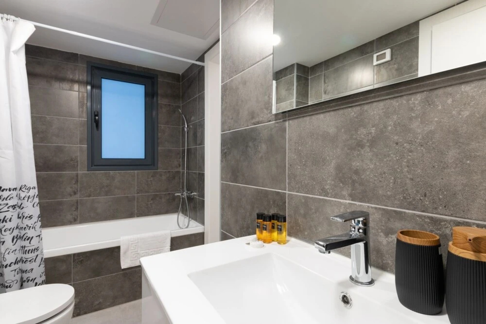 Luxury APT 3 BR New Tower Parking