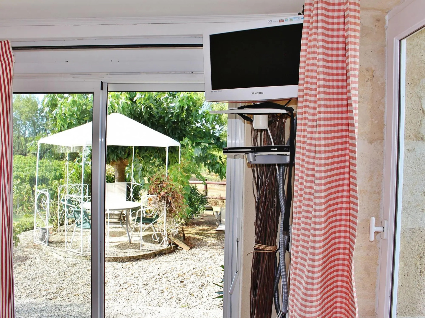 Renovated Dovecot With Pool, in the Vineyards Near Bordeaux