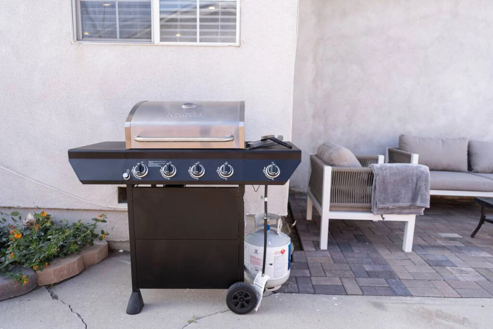 LARGE 4-BEDROOM HOUSE WITH AIR HOCKEY TABLE CLOSE TO DISNEYLAND IN ORANGE COUNTY  (p41)