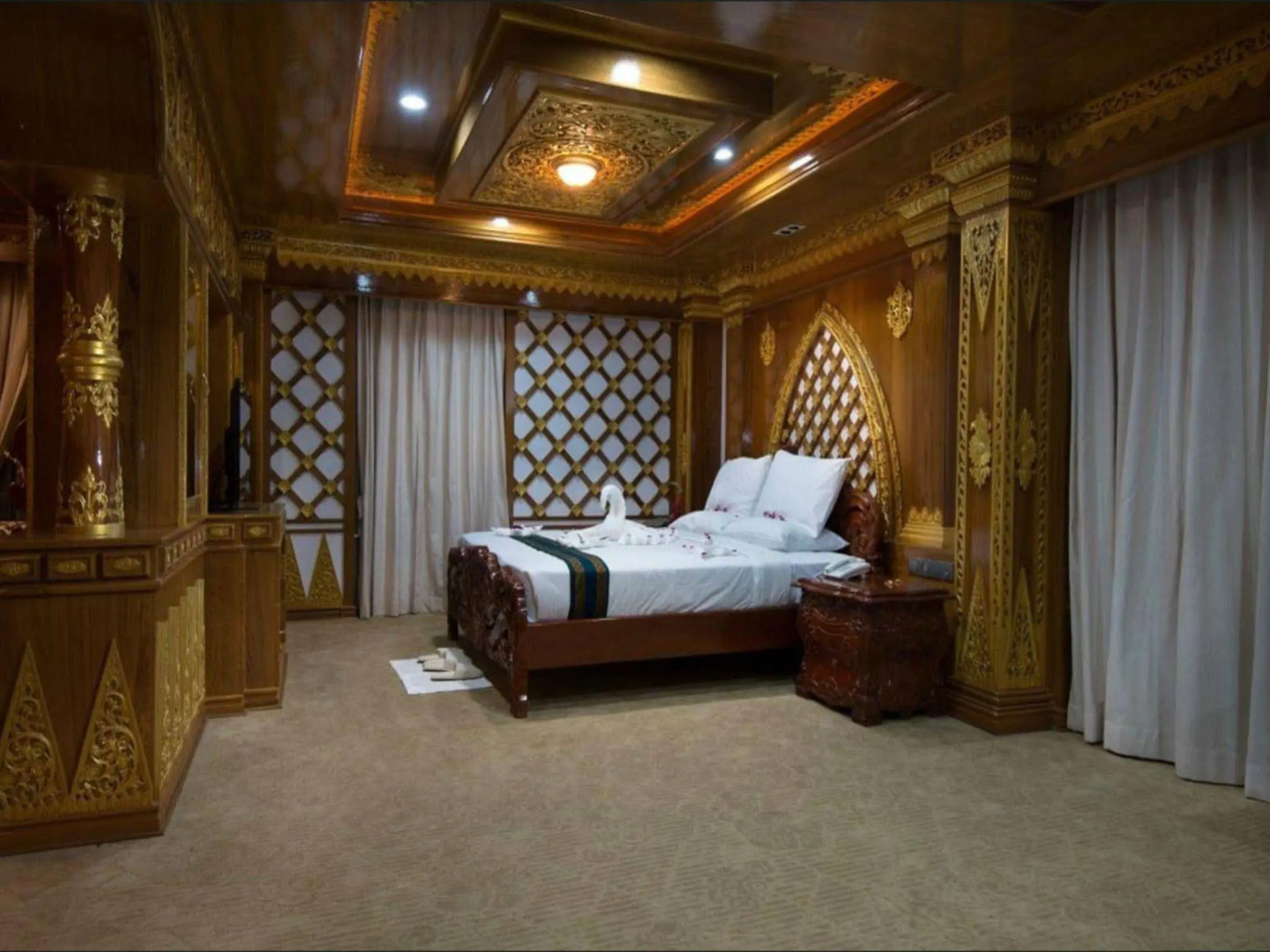 Su Tine San Royal Palace Hotel