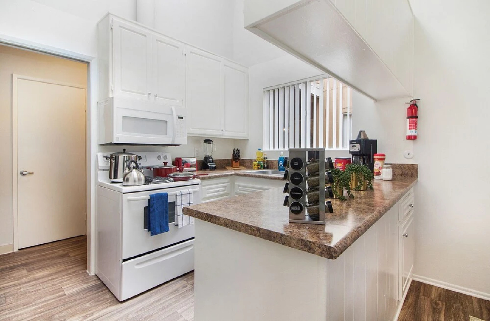 Private Entrance Under The Sea - 2BR/2BATH Next To Ritz Carlton - Walk To Ocean! (MB4)