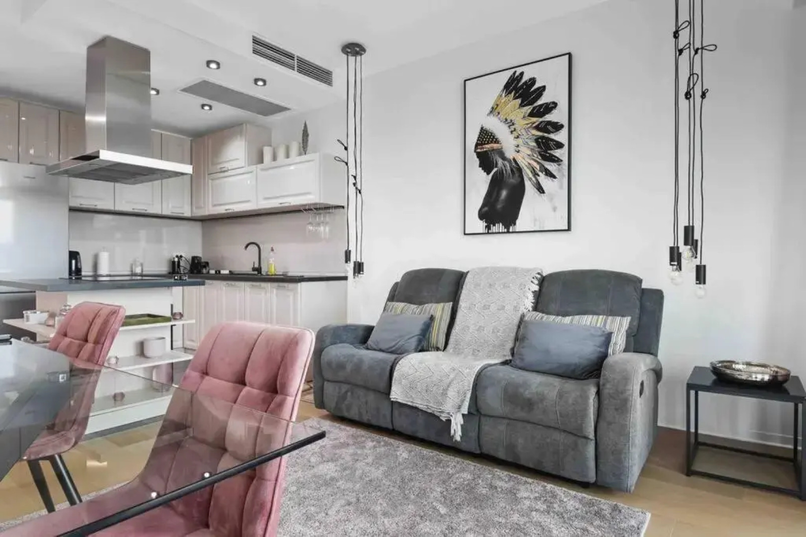 Lake Panorama Loft 5 star Location, Queen Bed, Views