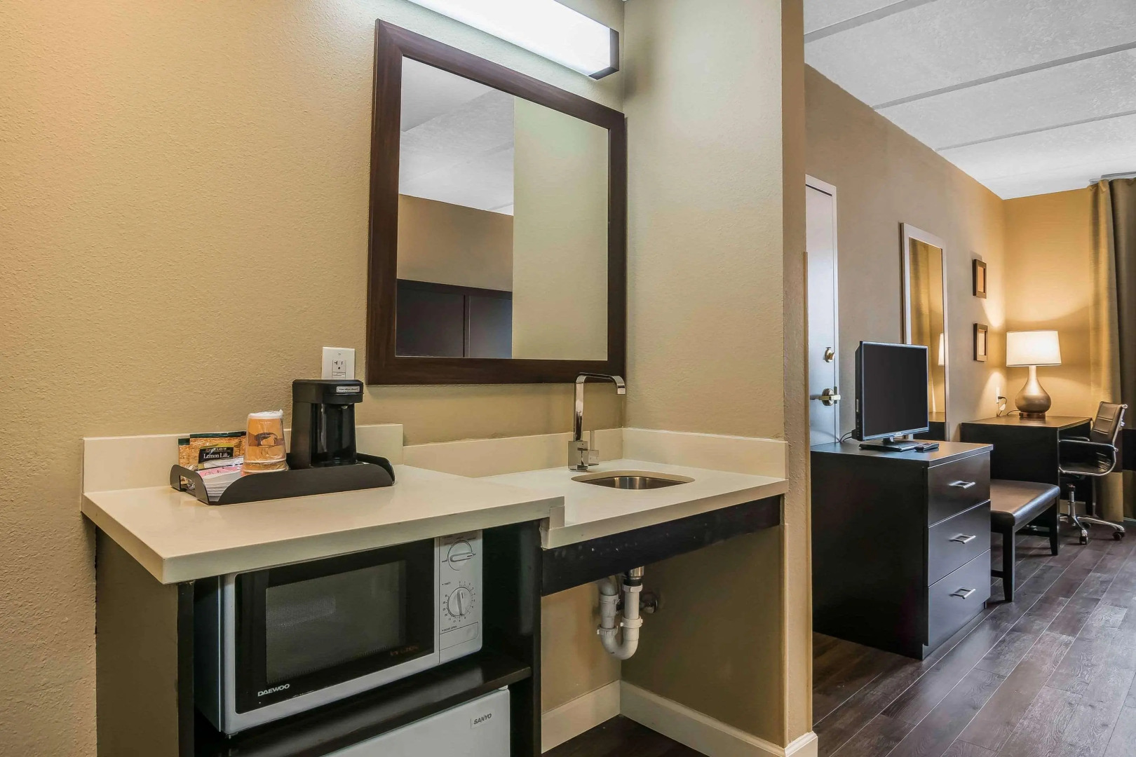 Comfort Inn & Suites near Six Flags