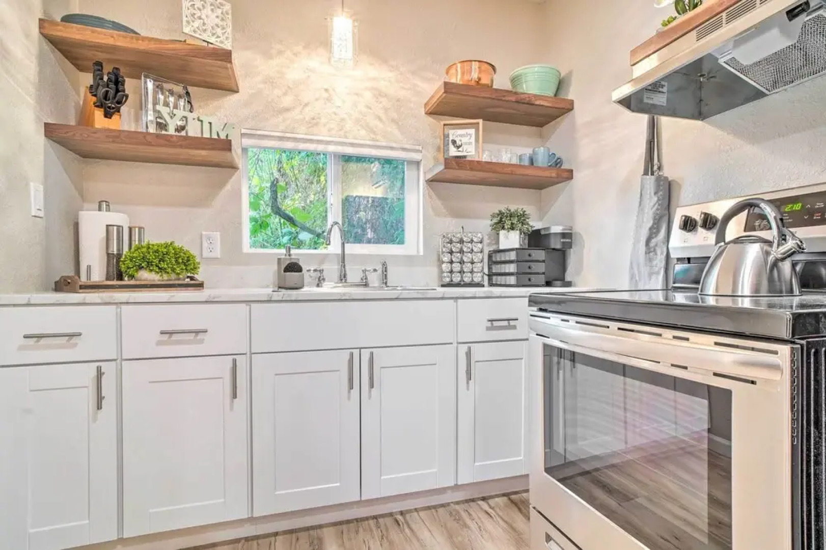 Adorable Studio Cottage: Walkable to Town!