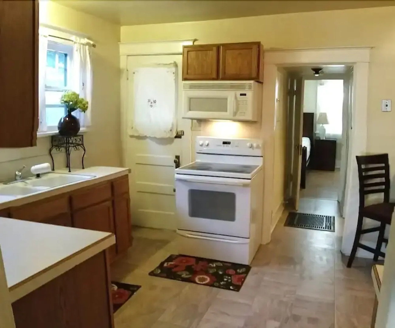 Lovely 1 King Bed- Walk Downtown Pet Ok