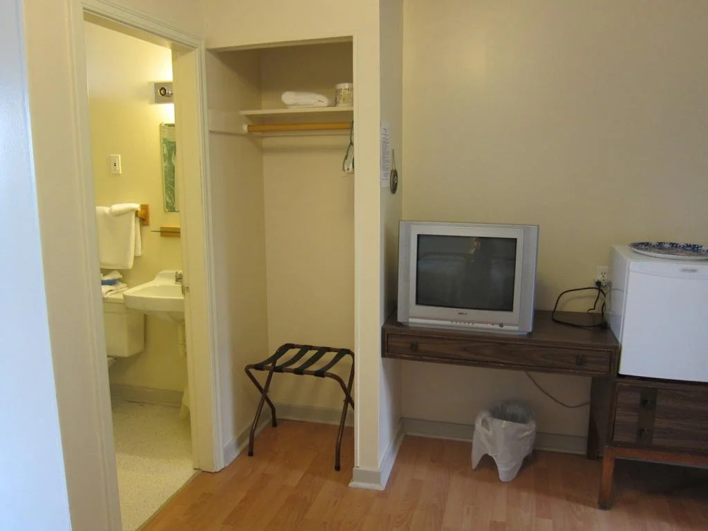 Bay Breeze Motel & Cottages