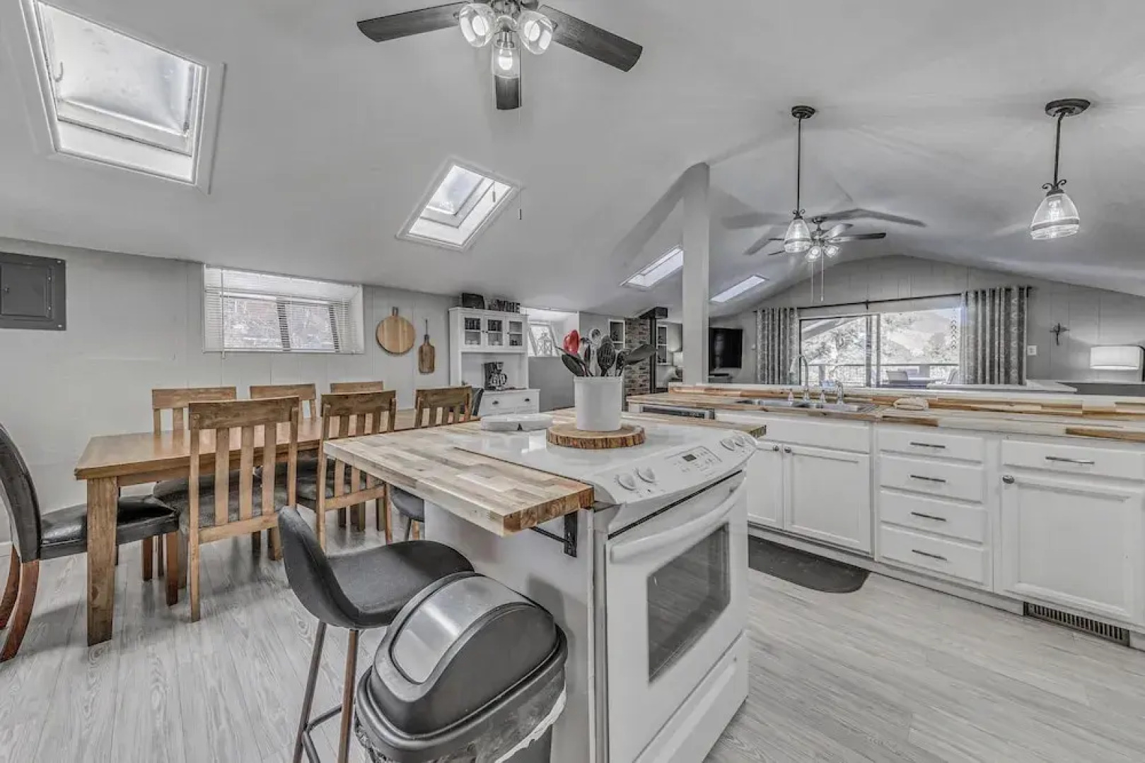 Ruidoso Retreat w/ Mtn Views ~ 20 Mi to Ski Apache