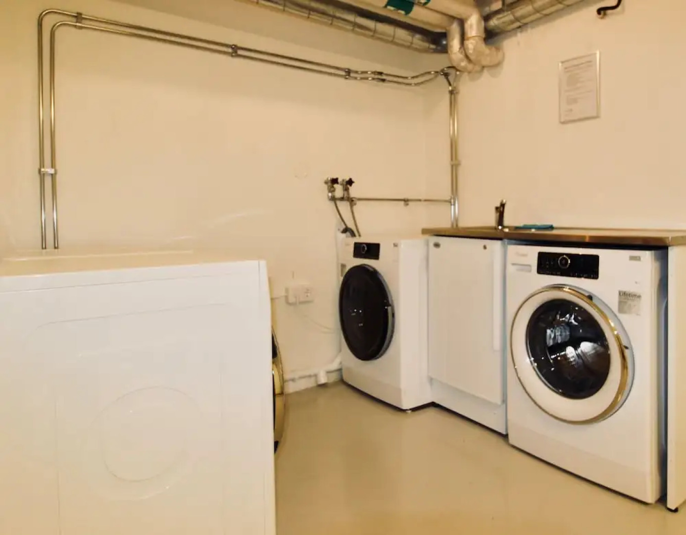 Easy Livin Apartment Hotel by Stubor