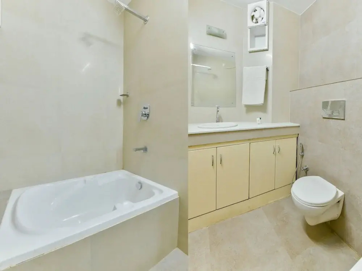 OYO 16663 Plaza Suites Hotel