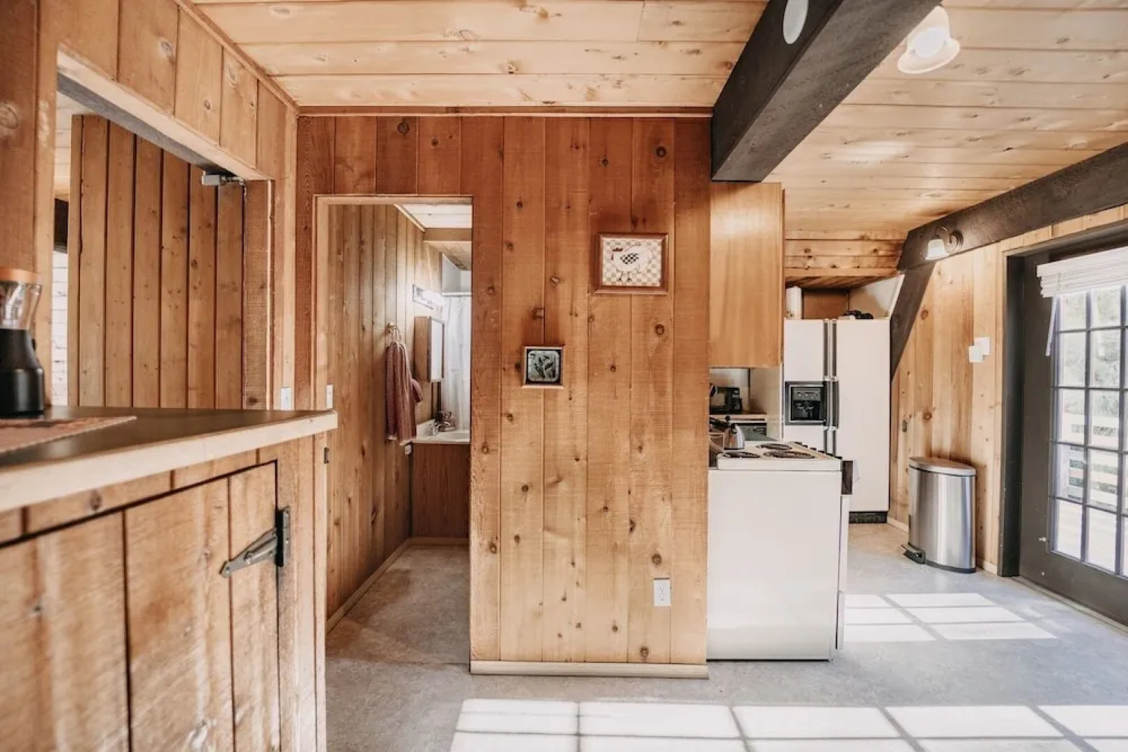 05mbh - Economical - Wifi - Pets Ok - F/p - D/w - Sleeps 2 1 Bedroom Apts by RedAwning