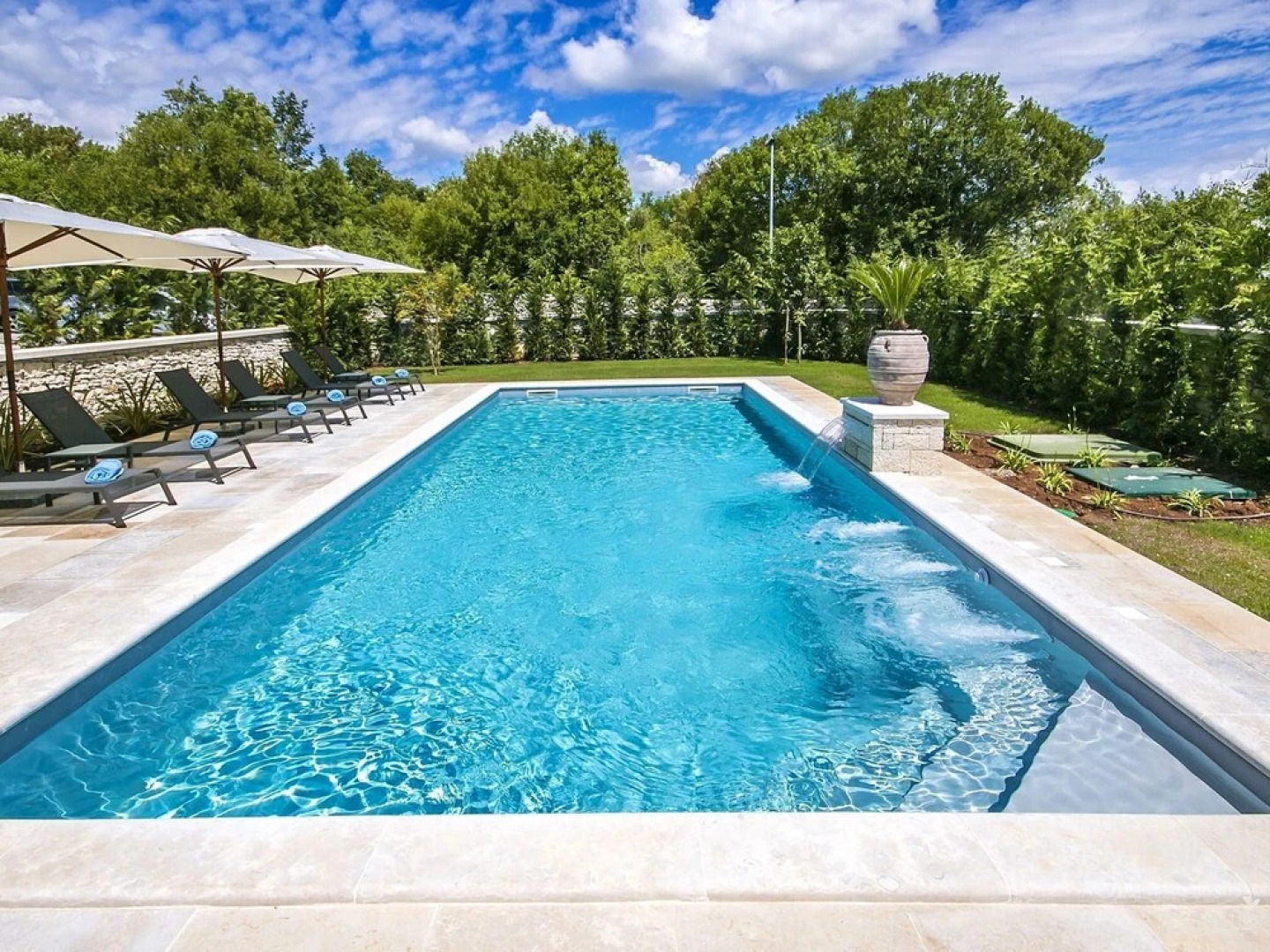 Plushy Villa in Ladici With Pool and Whirlpool