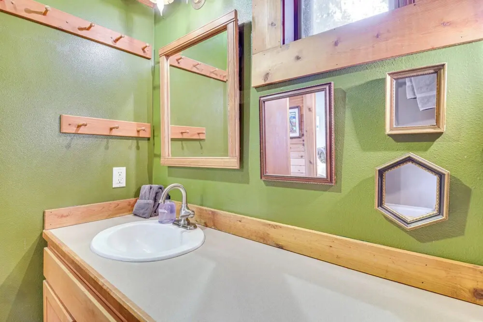 Riverfront Skykomish Cabin w/ Private Hot Tub!