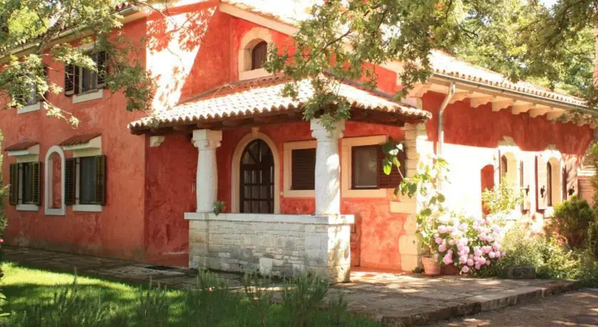 Holiday Home Natural Art House