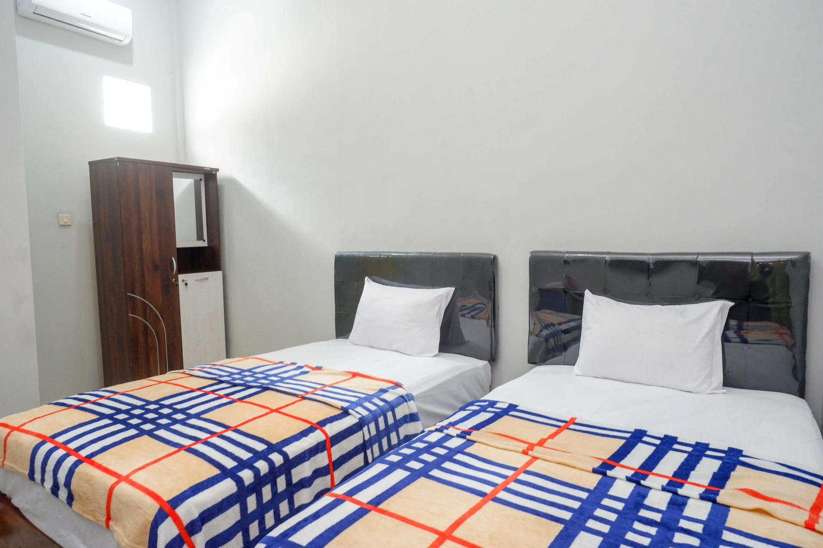 RedDoorz near Patung Kuda Solo Baru