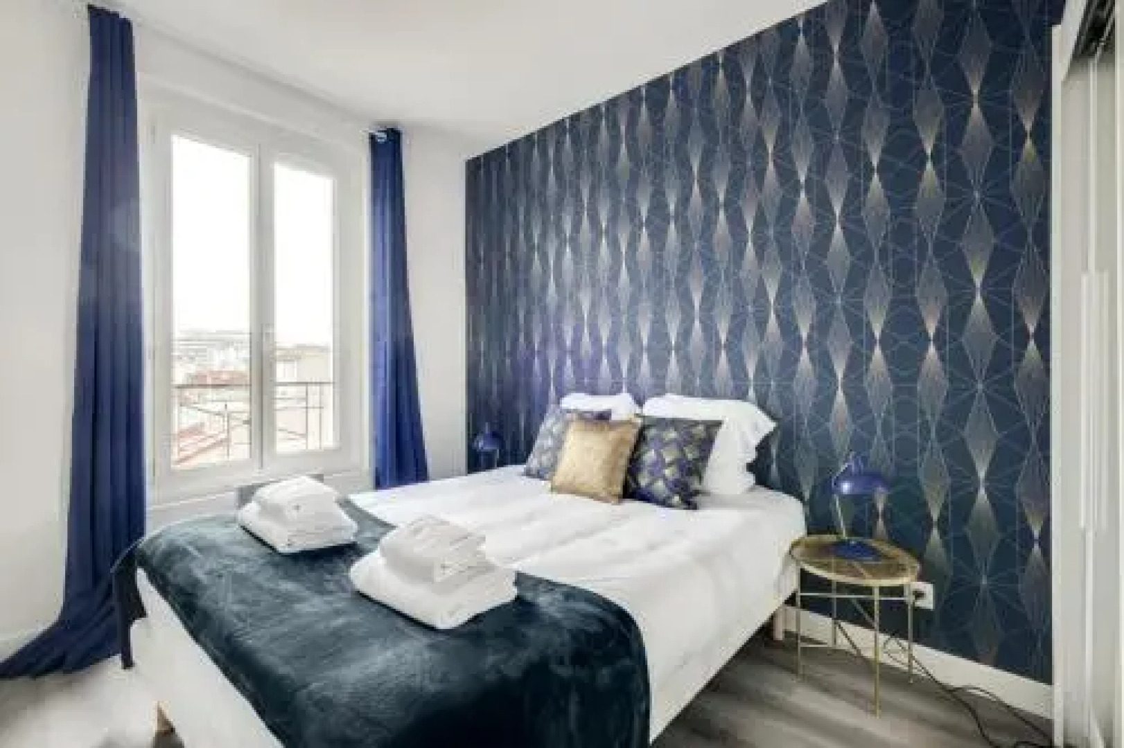 806 Suite Magic Beautiful APT Door of Paris