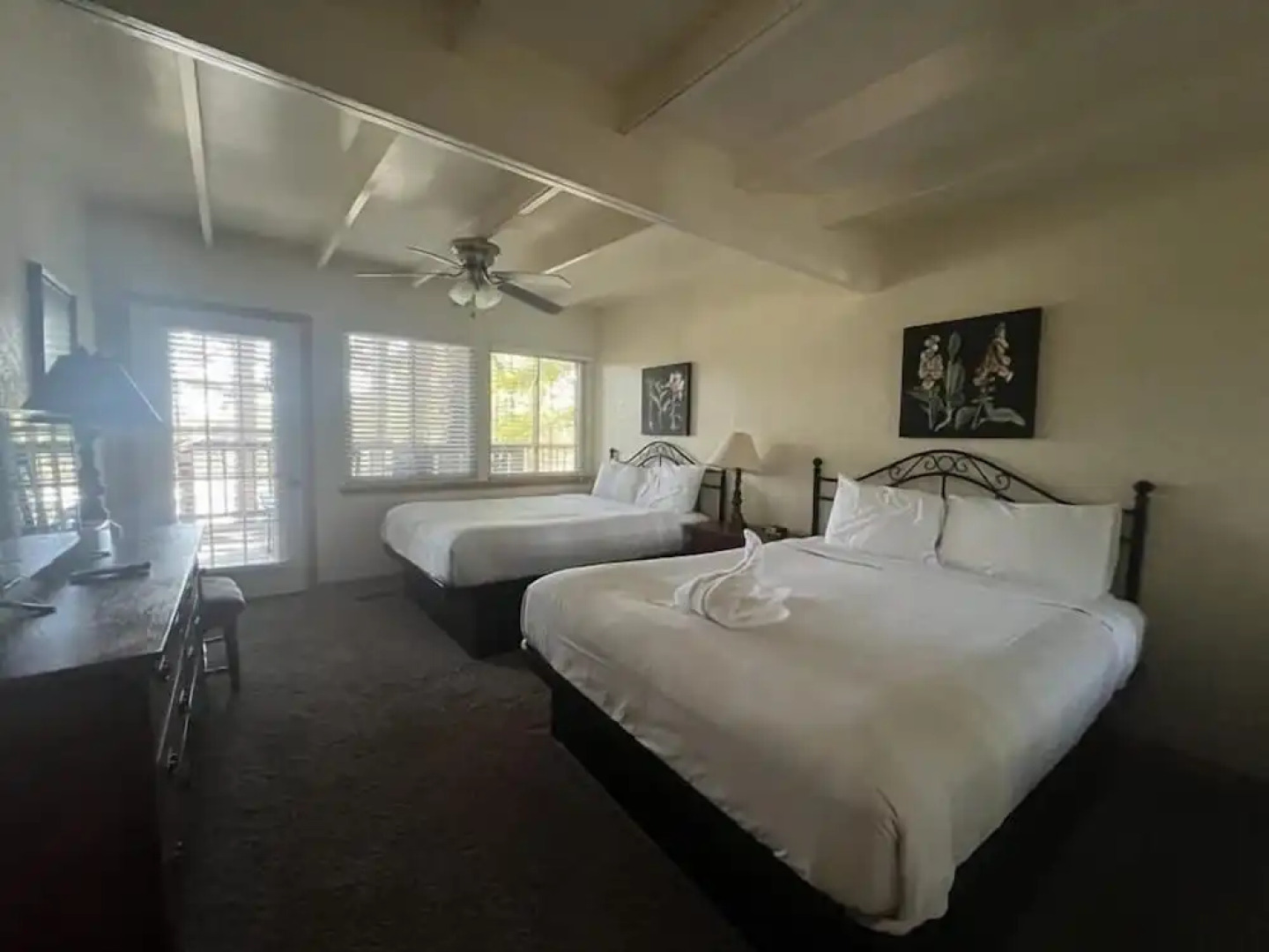 Mountain Harbor two bedroom Lodge cottage by RedAwning