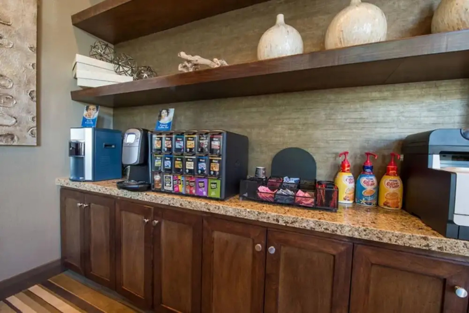 Stunning Modern Home Gated Community Pool & Gym