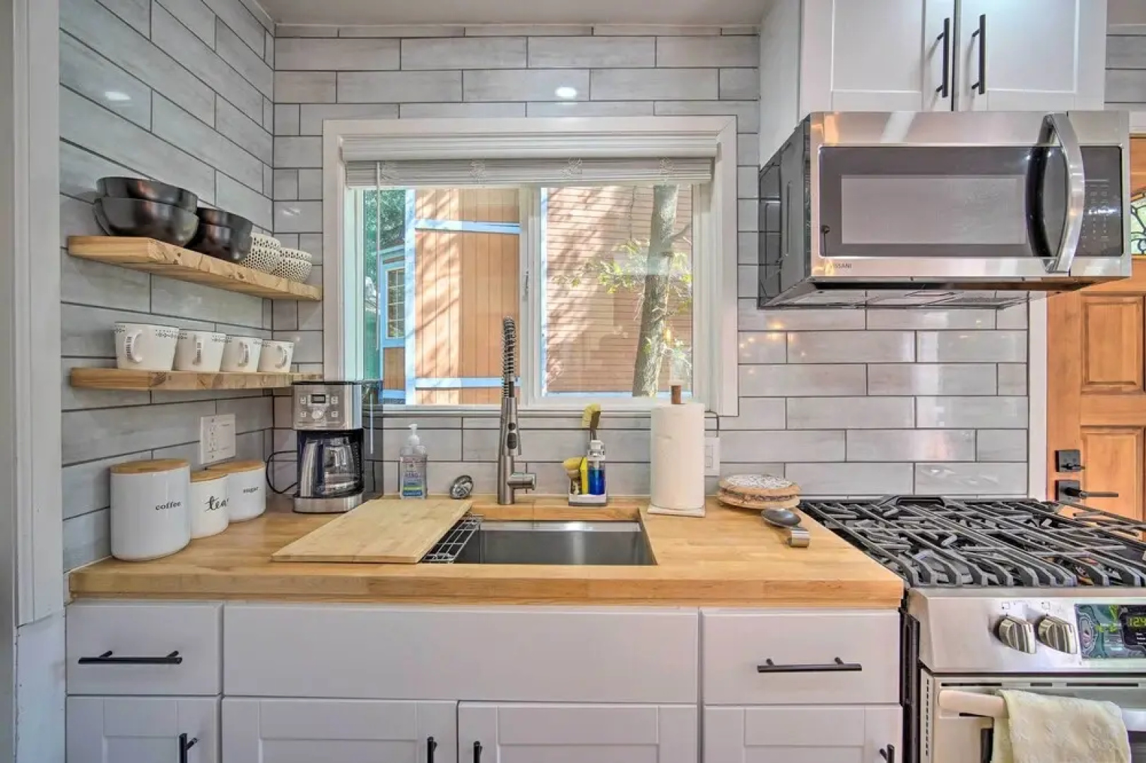 Picturesque Cabin: 2 Balconies, Walk to Lake!