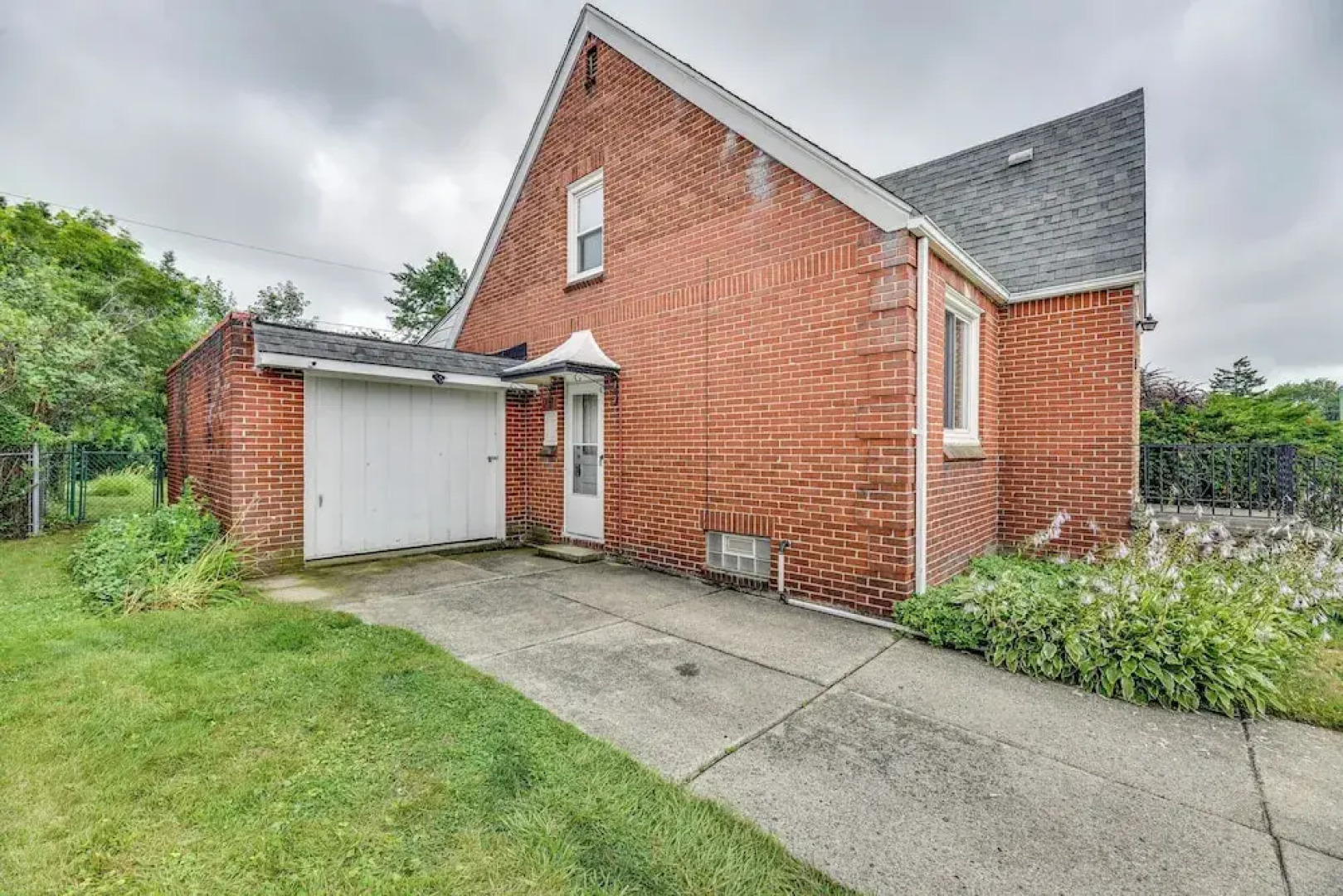 Quiet Cheektowaga Retreat: 23 Mi to Niagara Falls!