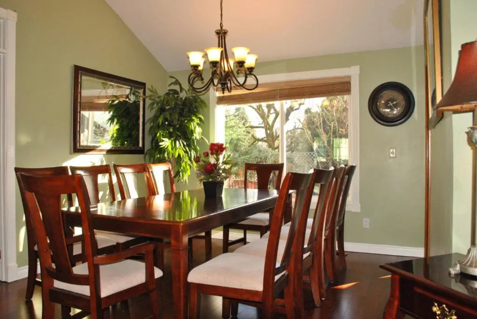 Huge Bdrms on main-Charming vacation home for 19