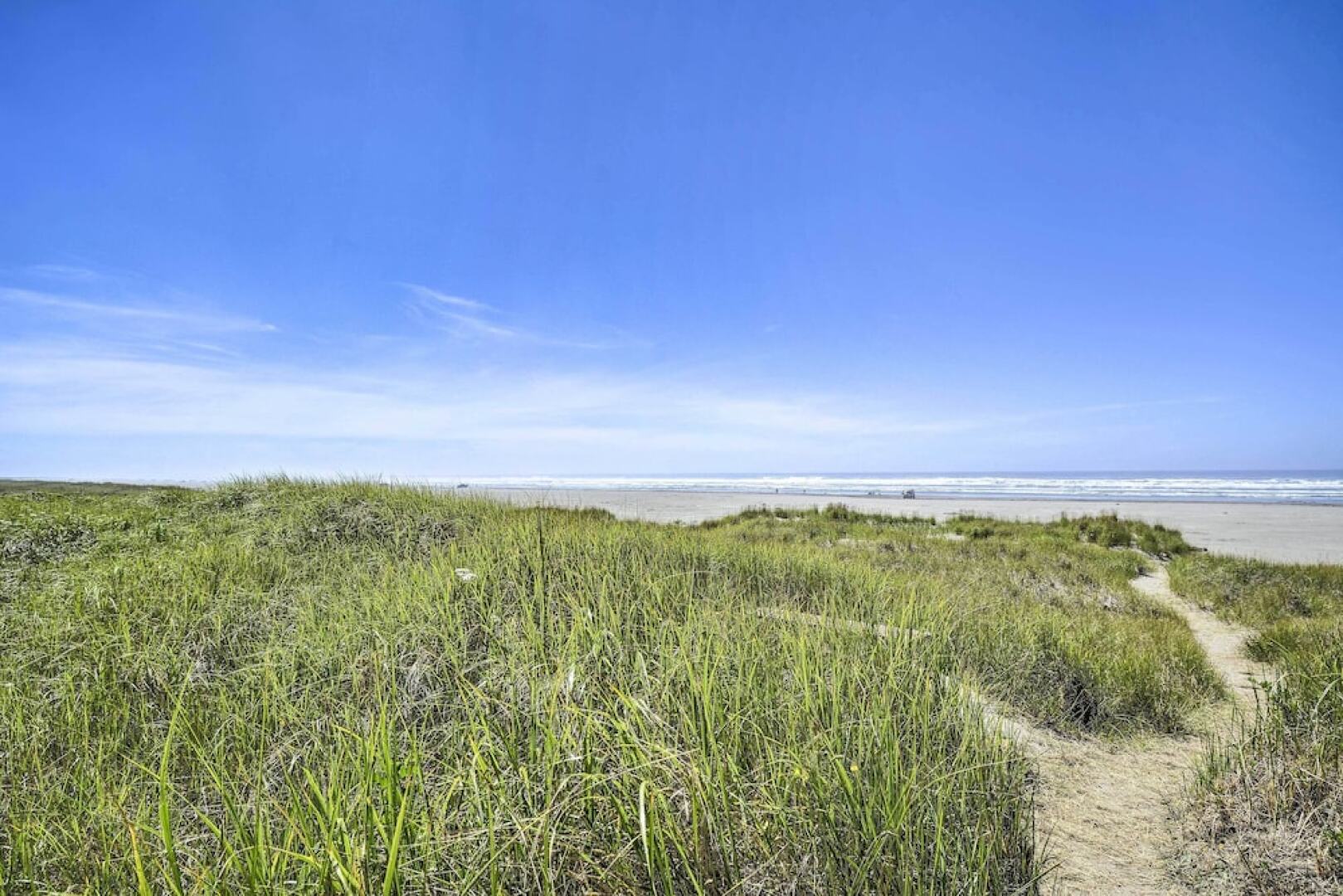 Coastal PNW Gem w/ Hot Tub - Walk to Beach!