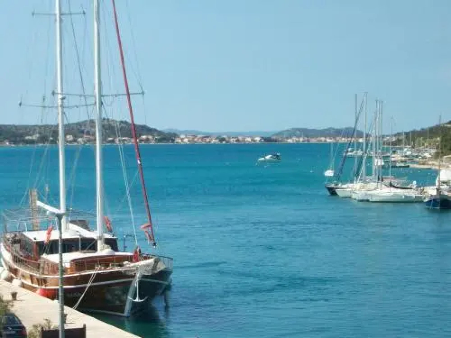 Apartments Luna Tisno