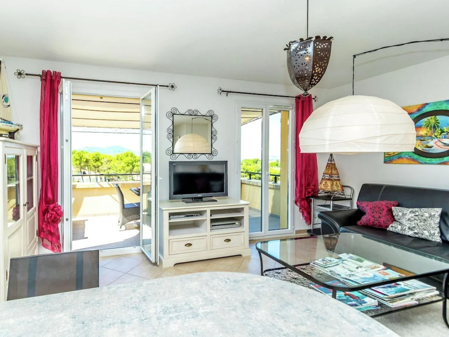 Charming Apartment in Mallemort with Swimming Pool