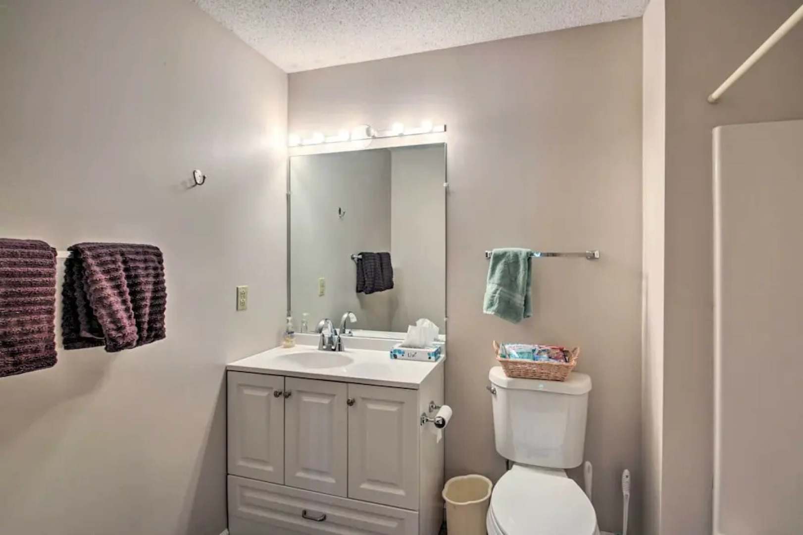 Resort Condo w/ Lake + Pool ~ 5 Mi to Flume Gorge!