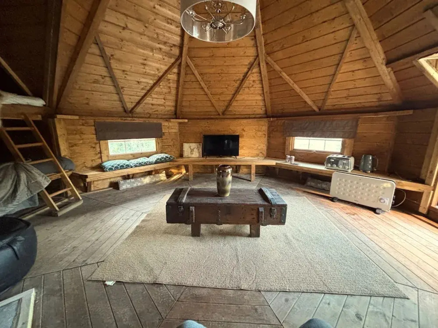 Hobbit Haven Hot Tub and Countryside Bliss