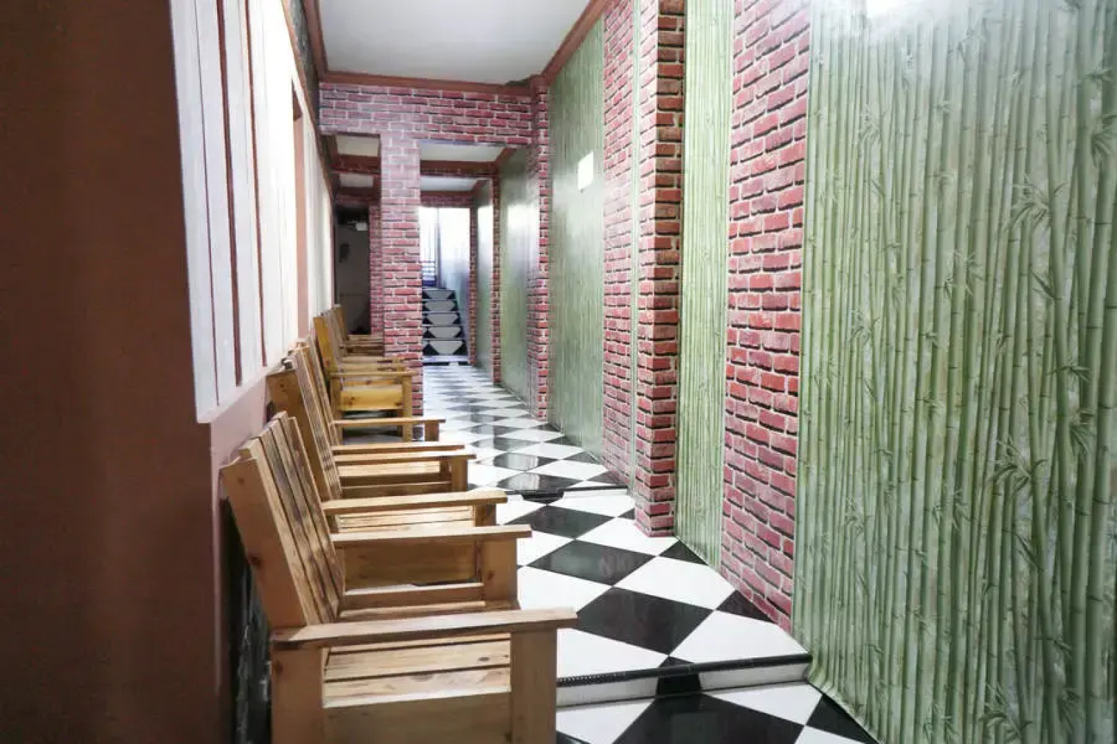 RedDoorz near Alun Alun Batu