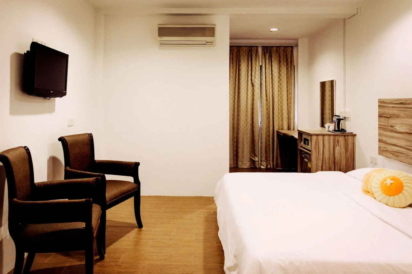 Victoria Hotel, a NuVe Group Collection