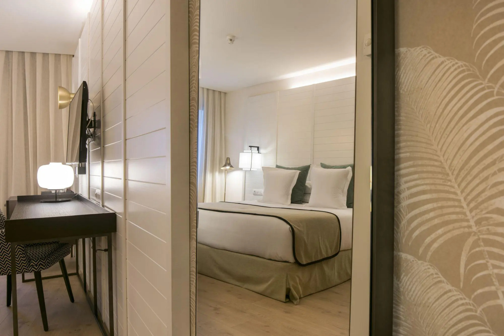 Отель Molina Lario