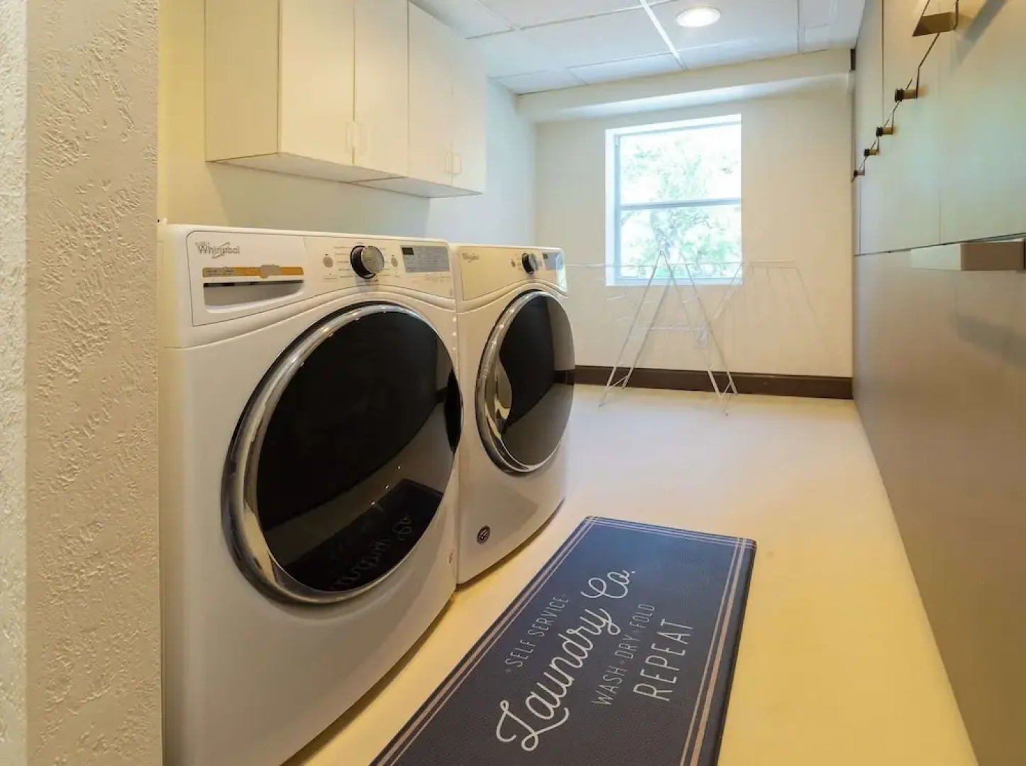 Willie's Hill Country Hideaway - Stay for 8 With Hot Tub & Fire Pit