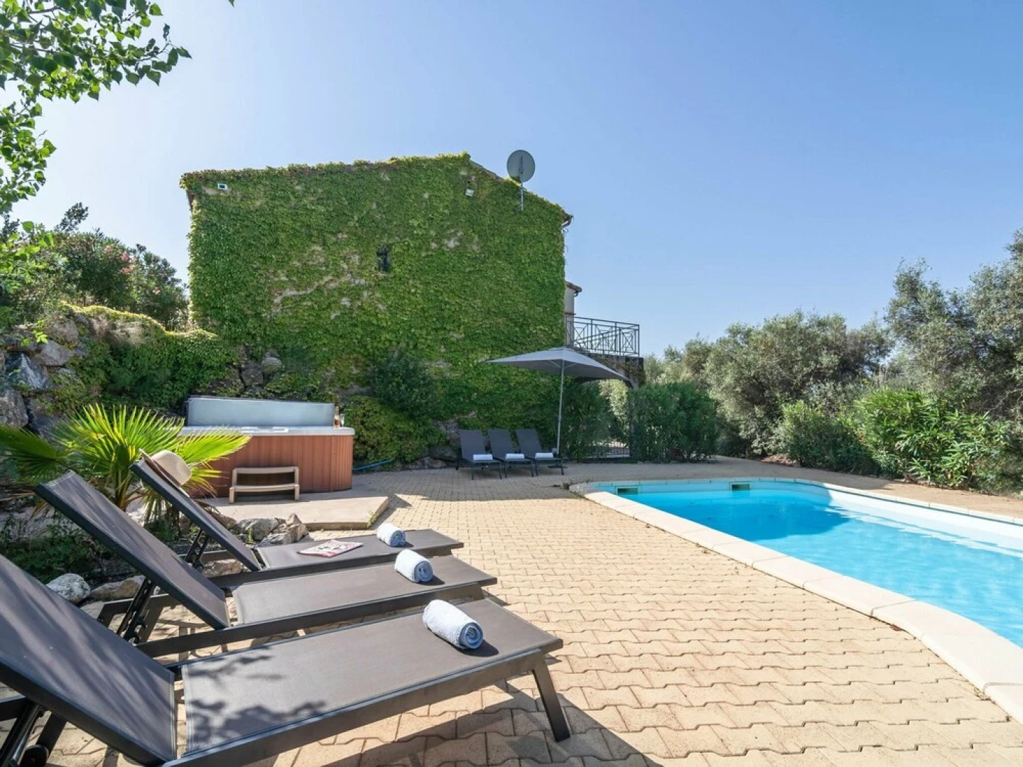 Spacious Luxury Villa With Heated Swimming Pool, Jacuzzi, Stunning Views and Plenty of Privacy