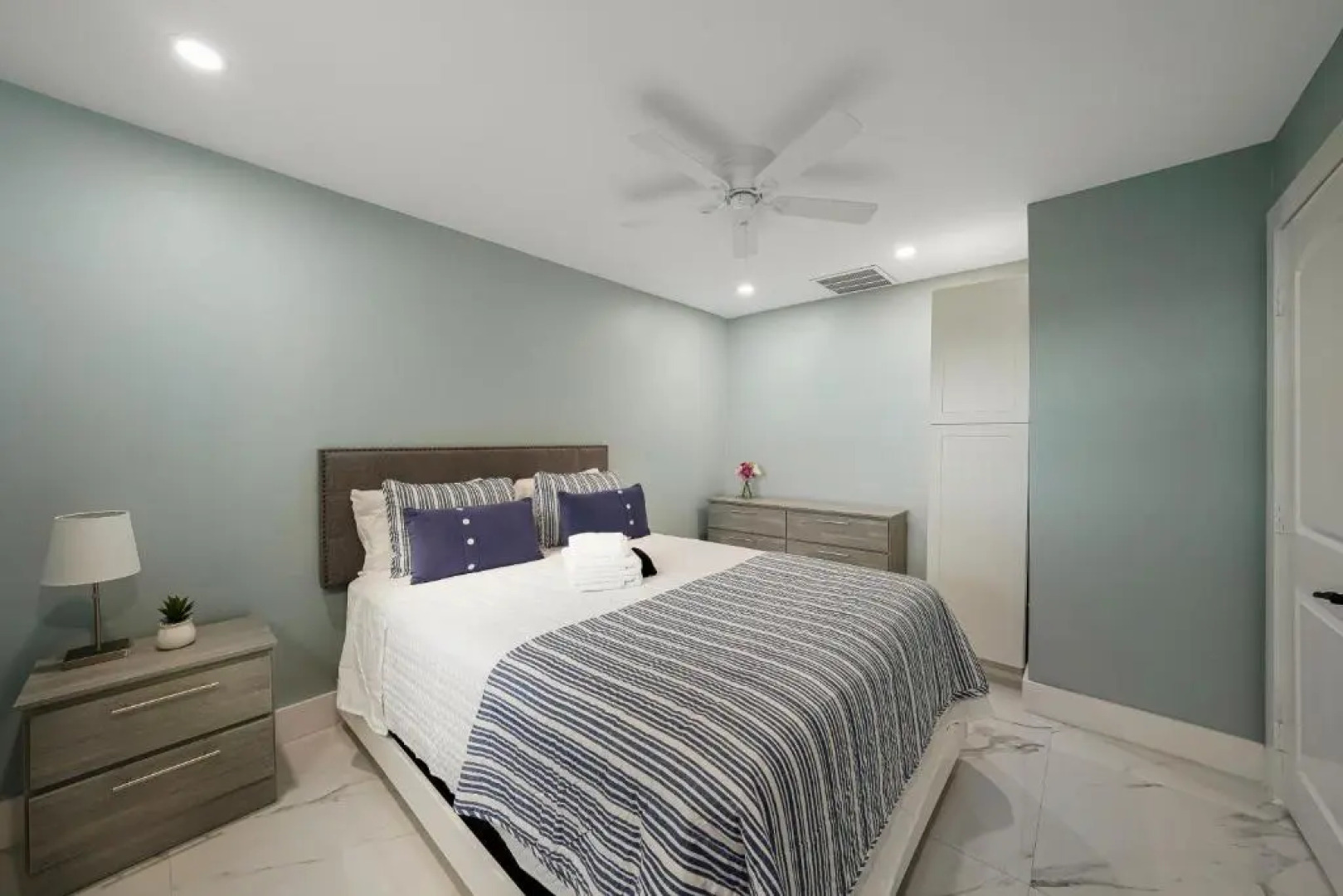 Cheerful 2 Bedroom Lakehouse Home Woffice Space