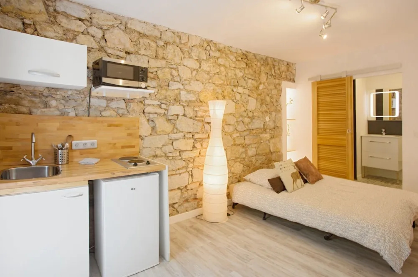 GregBnb - Mur en pierre - Terrasse + parking privé