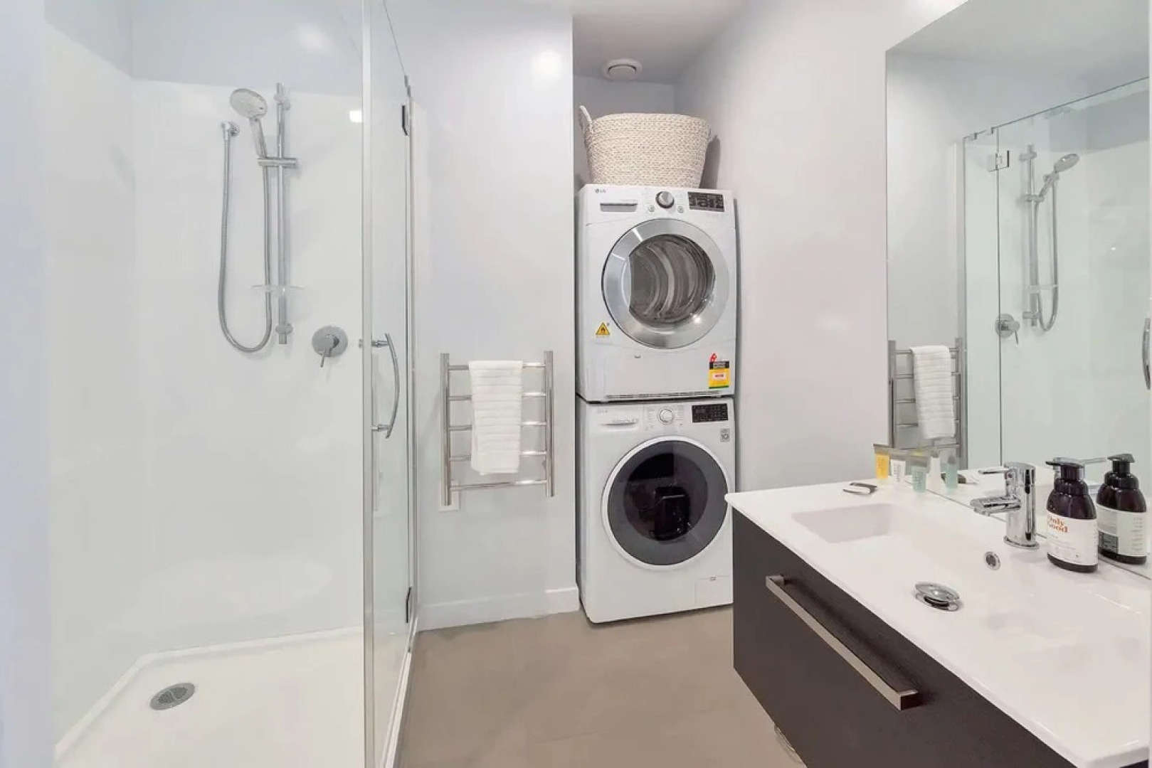 Takapuna Contemporary 2BR with Carpark