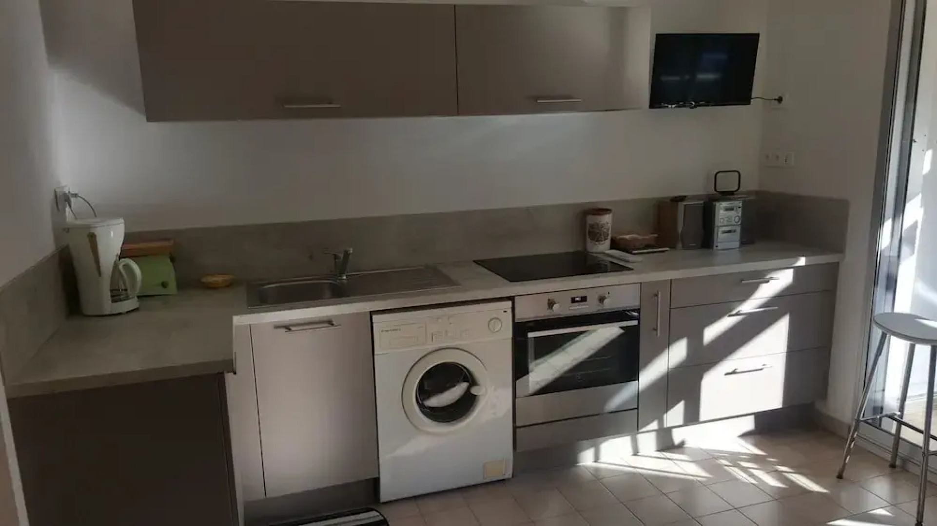 Studio in Sanary-sur-mer, With Wonderful Mountain View - 1 km From the Beach