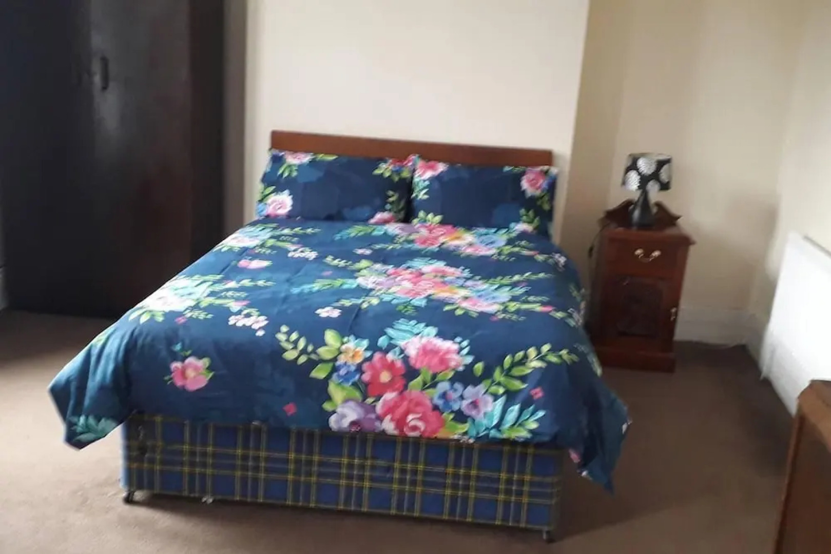 Grand 4-bed Quasi Semi House in Manchester