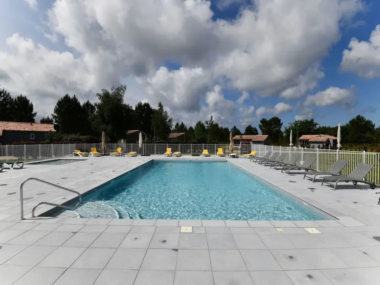 Secluded Chalet in Hourtin With Swimming Pool