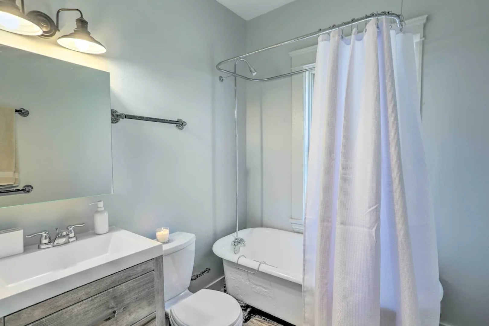 3 Mi to Dtwn: Walkable Apt in Cleveland!