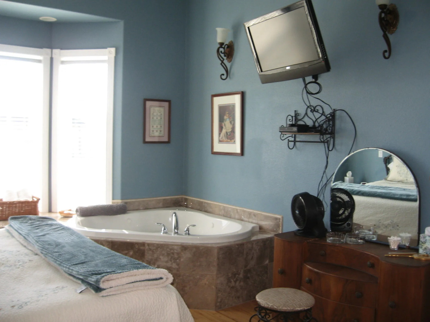 The Collins Inn and Seaside Cottages - Adults Only