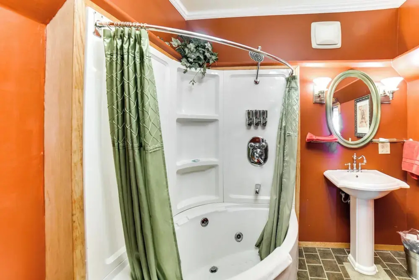 Downtown Yankton Suite: Walk to Restaurants!