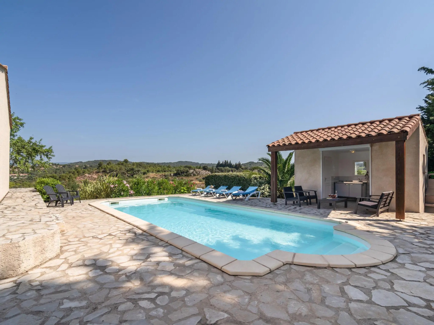 Luxurious villa with private swimming pool and beautiful view of Minervois
