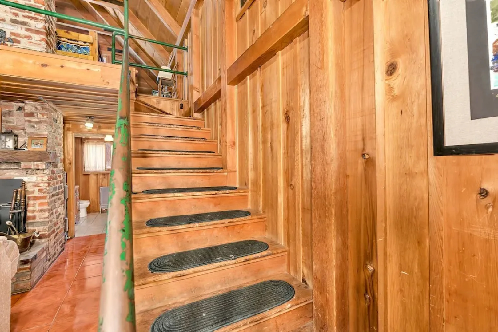 Rustic Knotty Pine - Minutes to the Water!