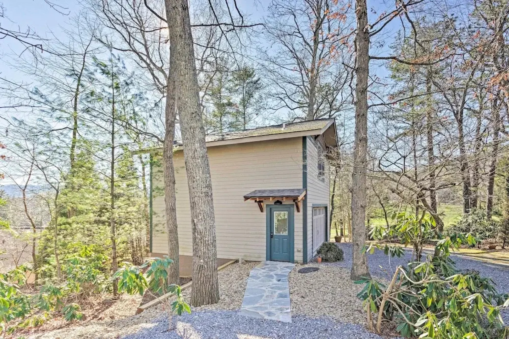 Cozy Black Mountain Escape: Walk to Golf & Lake!