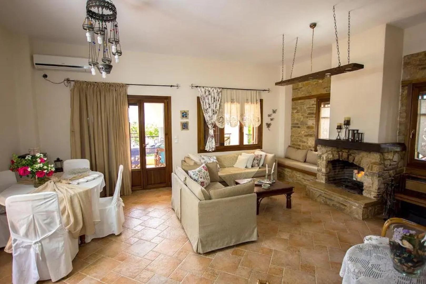 Rustic, luxurious,garden villa 70m from the sea