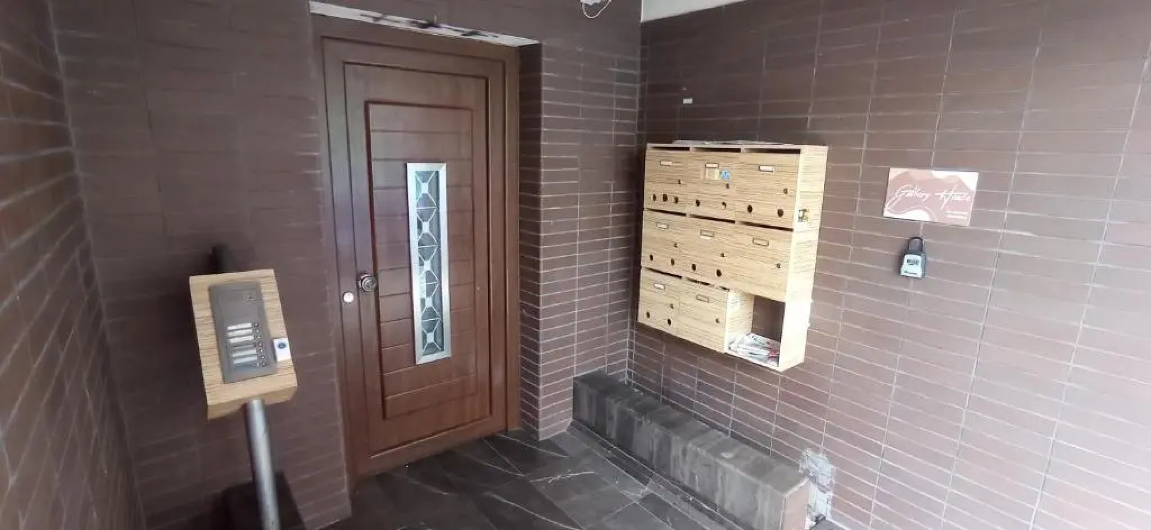 Gallery House in Drama